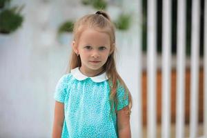 linda pequeño niña en azul vestir foto