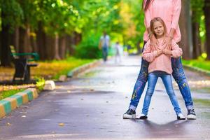 madre e hija en el parque foto