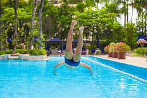 hombre saltando en el piscina foto