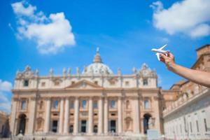 de cerca juguete avión antecedentes de Vaticano ciudad y S t. de pedro basílica Iglesia foto
