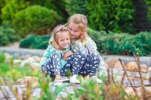 pequeño hermanas en el parque foto