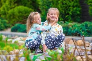 pequeño hermanas en el parque foto