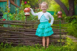 pequeño niña en el jardín foto