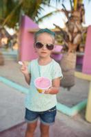 chuleta pequeño niña en el playa foto