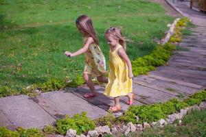 pequeño muchachas en el parque foto