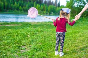 pequeño niña en el parque con su padre foto