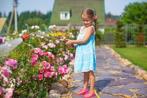 pequeño niña con hermosa flores foto