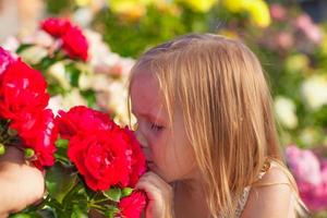 pequeño niña con hermosa flores foto