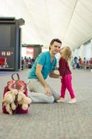 padre y hija en el aeropuerto foto