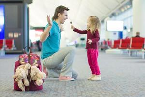 padre y hija en el aeropuerto foto