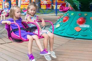 pequeño hermana en el diversión parque foto