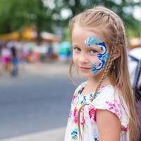 pequeño niña con cara pintura foto