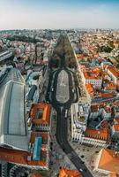 vertical panorámico aéreo ver de rossio tren estación, restauradores cuadrado y avenida da liberdade en baixa distrito, Lisboa, Portugal foto