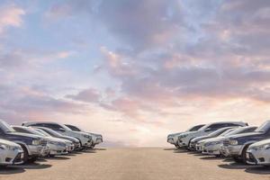 lote de autos usados para ventas en stock con cielo y nubes foto