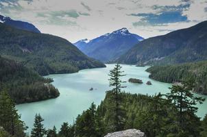 alpino lago con soñador colores en norte cascadas nacional parque foto