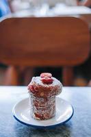 cruffin o kraffin en un pequeño blanco plato foto