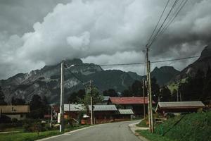 majestuoso montañas en el Alpes cubierto con arboles y nubes foto