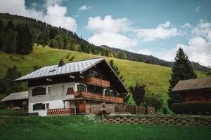 de madera choza en el Alpes con montañas en el antecedentes panorama foto