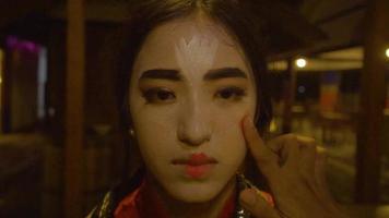uma chinês mulher teve assédio moral de dela amigo com face pintado dela face gostar uma palhaço video