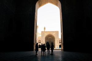isfahán, corrí - 15 mayo, 2022 - grupo de turista con guía explorar patio viernes mezquita , jame mezquita de isfahan foto