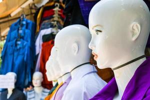 Shiraz, corrí - 15 junio, 2022 - el plastico mujer maniquíes en tienda en calles de corrí foto
