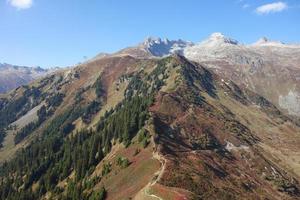 senderismo en los alpes suizos foto