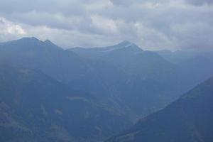 senderismo en los alpes suizos foto