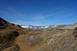 senderismo en los alpes suizos foto