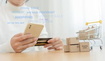 mujer utilizando teléfono inteligente para en línea compras a hogar. permanecer hogar, tecnología, electrónico comercio, Internet, mercado lugar, final o verano o grande venta, pago, descuento para crédito, oferta, bajo precio foto