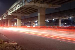 movimiento fotografía en debajo puente a noche bekasi Indonesia foto