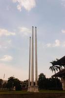 torre para un asta de bandera a celebrar independencia con un azul cielo foto