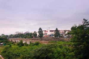 panorámico ver de Jacarta ciudad. paisaje urbano de Jacarta ciudad a soleado día. paisaje urbano foto