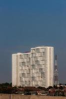 moderno oficina edificio en el ciudad con azul cielo foto