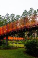 el puente en el jardín foto