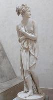 venere italica - venus italiano - por antonio canova, 1811. hermosa estatua de la diosa en el museo. foto
