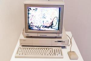 computadora comodoro amiga 1000 con flexible disco y ratón foto