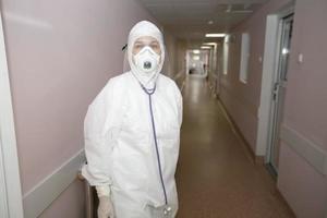 un médico con traje protector durante una epidemia. pandemia, coronavirus. foto