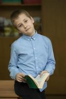 colegial, medio colegio estudiante con un libro. foto