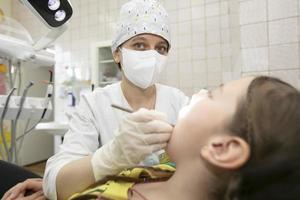 bielorrusia, ciudad de gómel, mayo 31, 2021. central dental clinica.la niño es siendo tratado para dientes en el dental oficina.niño en el dentista oficina foto