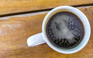 taza de café negro americano en el restaurante méxico. foto