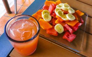 desayuno a restaurante frutas con harina de avena sandía jugo y café. foto