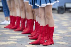 un montón de hembra piernas en rojo bailando botas. danza zapatos. foto