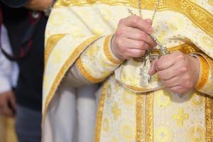 manos de un ortodoxo sacerdote con incienso. fe y religión.