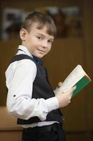 colegial, medio colegio estudiante con un libro. foto