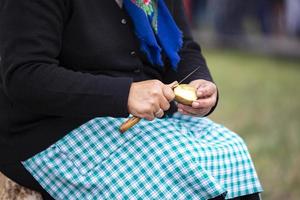 mujer manos son peladura patatas con un cuchillo. foto