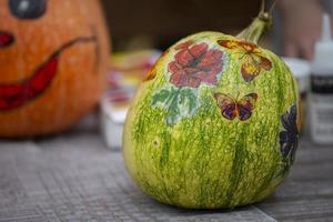 un creativo Víspera de Todos los Santos calabaza con un tipo y linda modelo. foto