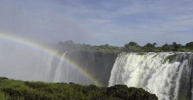 un arco iris terminado victoria caídas en Zimbabue.