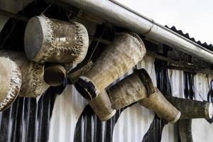 varios tradicional africano tambores colgar desde el lado de un hogar en Kenia. foto