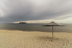 un nublado cielo terminado lago malawi foto