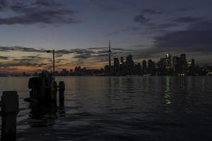 el Toronto céntrico orilla a tarde oscuridad. foto